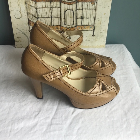 ❎DONATED❎ CL By Laundry Nude Peep Toe Platforms - Picture 3 of 8